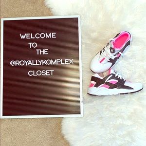 A pair of Nike Huarache sneakers 6.5Y